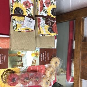 2 sets of 8 pc garden set, 2 sets of pumpkins candles Oblong table cloth